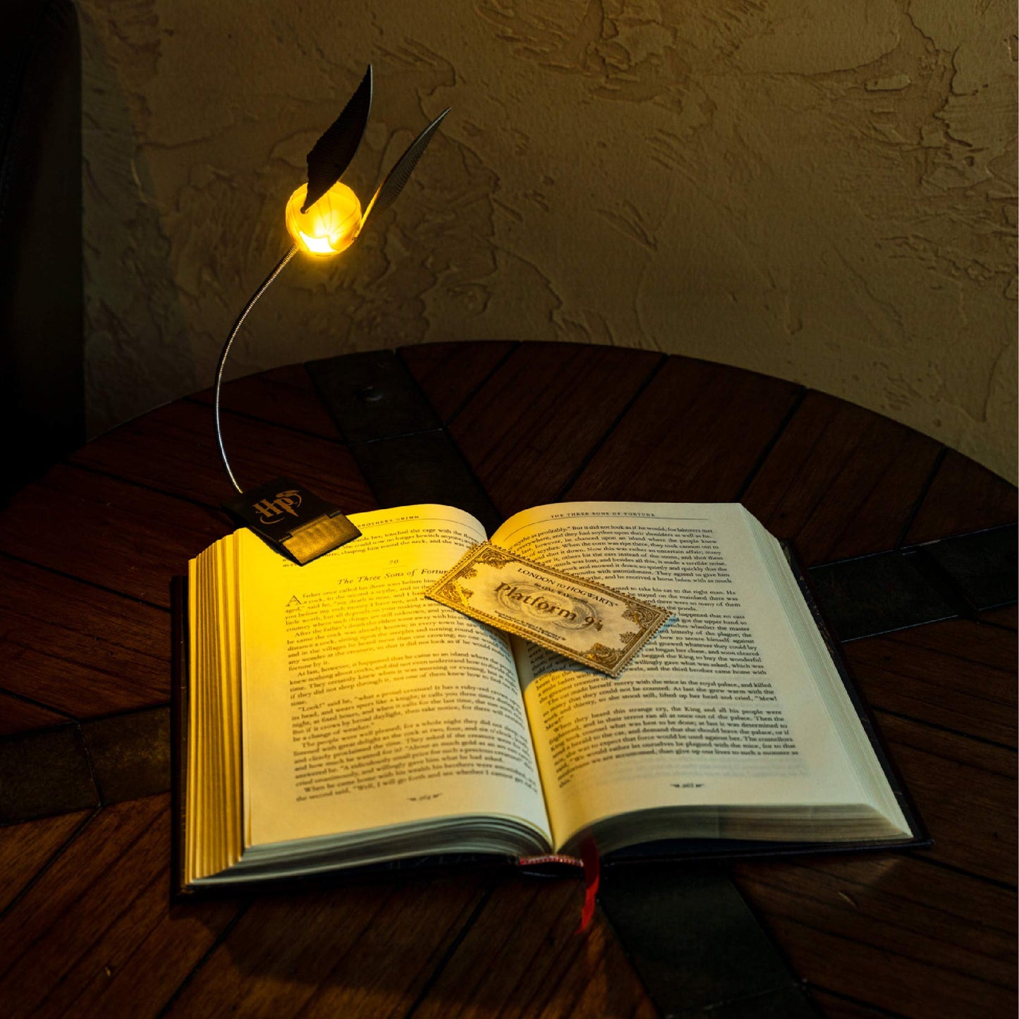 Golden Snitch Lumi Clip | Convenient Harry Potter Themed Reading Light | Powered by Batteries